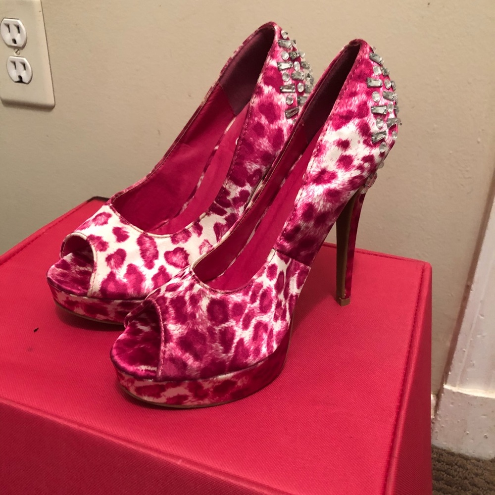 Pink cheetah bedazzled heel